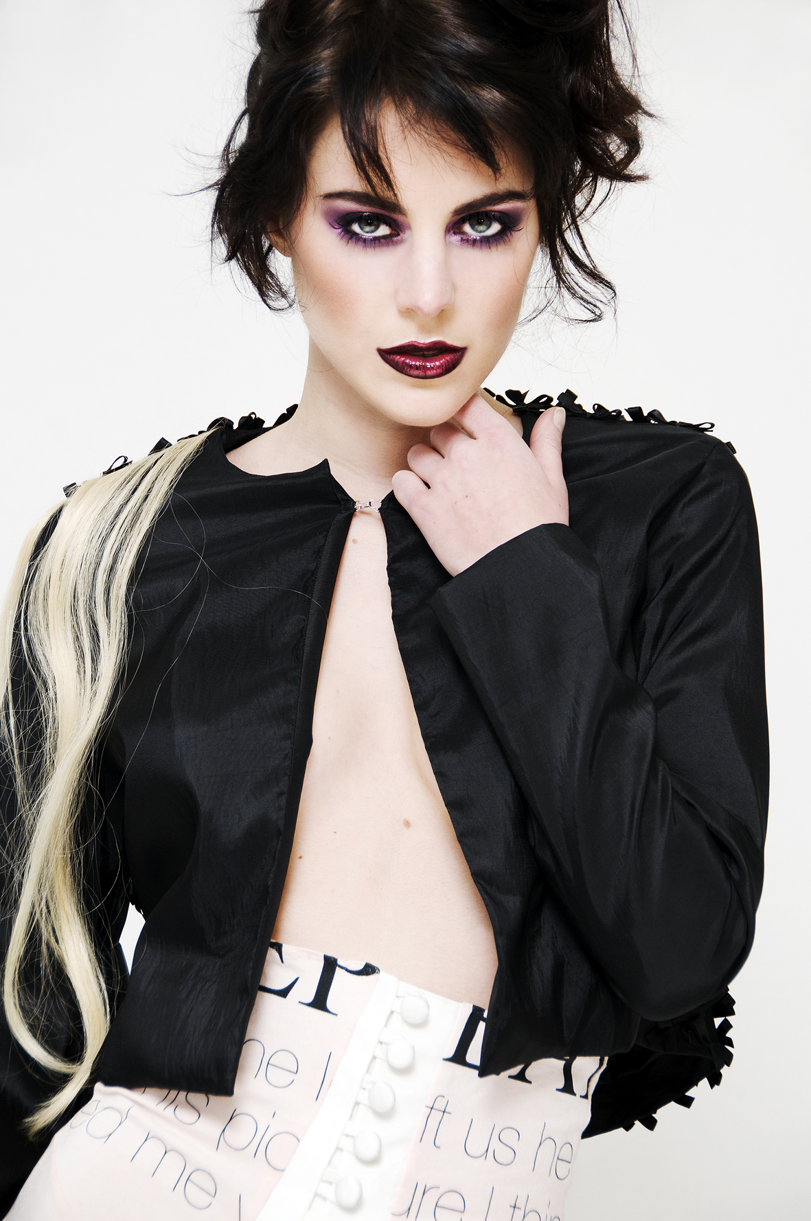 Model with black jacket en smokey eyes